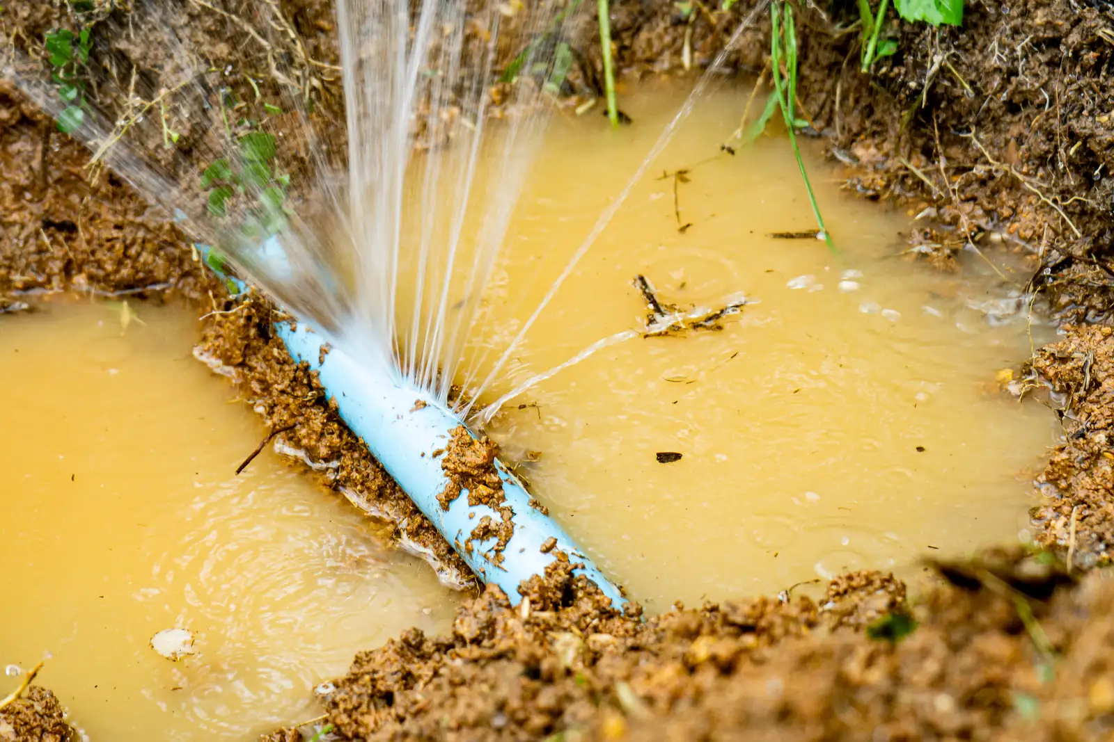 Broken water pipe spraying under pressure, the emergency call Taylor's dispatch line prioritizes day and night